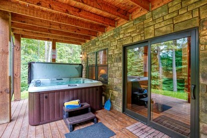Dreamy Log Cabin near Hocking Hills for a Relaxing Getaway in Ohio - Logan, Ohio - glamping.directory