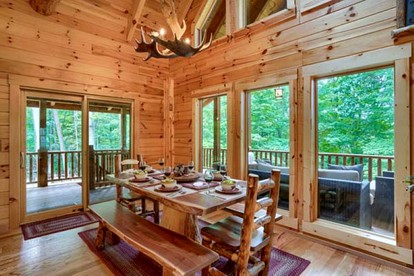 Dreamy Log Cabin near Hocking Hills for a Relaxing Getaway in Ohio - Logan, Ohio - glamping.directory