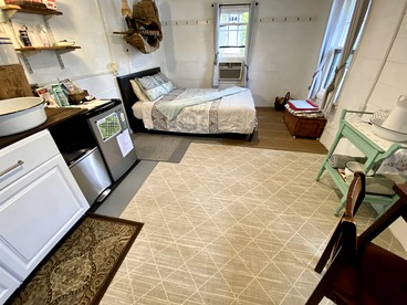 "Lovely Tiny House Rental for a Romantic Getaway in Shepherdstown, West Virginia - Shepherdstown, West Virginia - glamping.directory