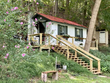 "Lovely Tiny House Rental for a Romantic Getaway in Shepherdstown, West Virginia - glamping.directory
