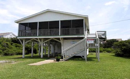 Charming Getaway Rental Close to Teach's Lair Marina in Hatteras, North Carolina - glamping.directory