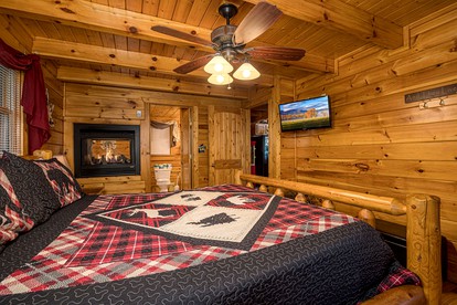 Cozy and Romantic Rental Cabin for Two with Private Hot Tub near Great Smoky Mountains in Gatlinburg, Tennessee - Gatlinburg, Tennessee - glamping.directory