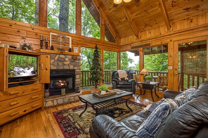 Cozy and Romantic Rental Cabin for Two with Private Hot Tub near Great Smoky Mountains in Gatlinburg, Tennessee - Gatlinburg, Tennessee - glamping.directory