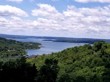 Charming Cabin with Pool Table and Swimming Pool in Branson, Missouri - Branson, Missouri - glamping.directory