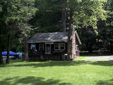 Beautiful Log Cabin Rental in Harveys Lake near Back Mountain, Pennsylvania - Harveys Lake, Pennsylvania - glamping.directory