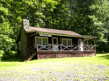Beautiful Log Cabin Rental in Harveys Lake near Back Mountain, Pennsylvania - Harveys Lake, Pennsylvania - glamping.directory