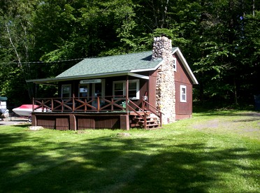 Beautiful Log Cabin Rental in Harveys Lake near Back Mountain, Pennsylvania - Harveys Lake, Pennsylvania - glamping.directory
