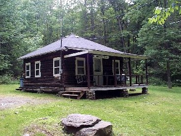 Beautiful Log Cabin Rental in Harveys Lake near Back Mountain, Pennsylvania - Harveys Lake, Pennsylvania - glamping.directory