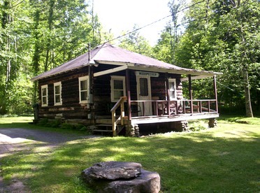 Beautiful Log Cabin Rental in Harveys Lake near Back Mountain, Pennsylvania - Harveys Lake, Pennsylvania - glamping.directory