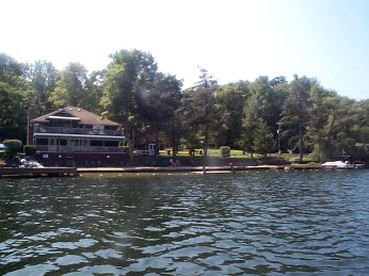 Beautiful Log Cabin Rental in Harveys Lake near Back Mountain, Pennsylvania - Harveys Lake, Pennsylvania - glamping.directory
