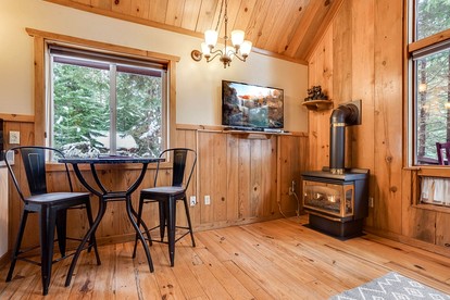 Romantic and Secluded Cabin Rental for Couples' Getaway near Mount Adams, Washington - Trout Lake, Washington - glamping.directory
