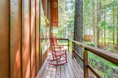 Romantic and Secluded Cabin Rental for Couples' Getaway near Mount Adams, Washington - Trout Lake, Washington - glamping.directory