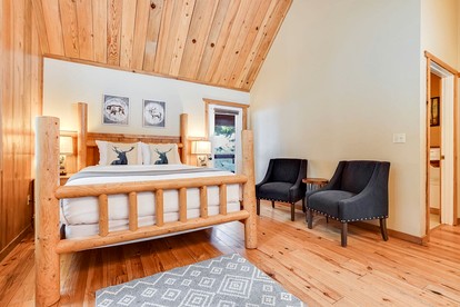 Romantic and Secluded Cabin Rental for Couples' Getaway near Mount Adams, Washington - Trout Lake, Washington - glamping.directory