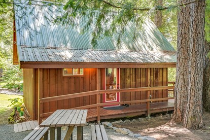 Romantic and Secluded Cabin Rental for Couples' Getaway near Mount Adams, Washington - Trout Lake, Washington - glamping.directory