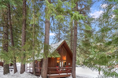 Romantic and Secluded Cabin Rental for Couples' Getaway near Mount Adams, Washington - Trout Lake, Washington - glamping.directory