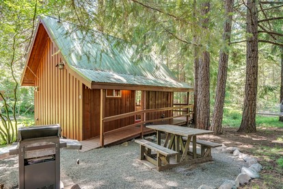 Romantic and Secluded Cabin Rental for Couples' Getaway near Mount Adams, Washington - glamping.directory