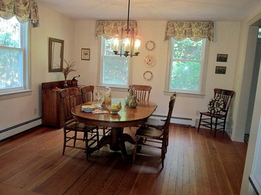 Historic Cottage with Country Charm Next to Creek in Carlisle, Pennsylvania - Carllisle, Pennsylvania - glamping.directory