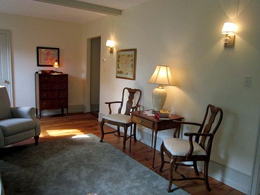 Historic Cottage with Country Charm Next to Creek in Carlisle, Pennsylvania - Carllisle, Pennsylvania - glamping.directory