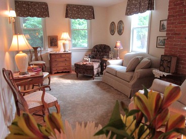 Historic Cottage with Country Charm Next to Creek in Carlisle, Pennsylvania - Carllisle, Pennsylvania - glamping.directory