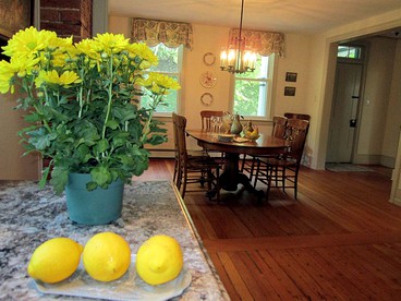Historic Cottage with Country Charm Next to Creek in Carlisle, Pennsylvania - Carllisle, Pennsylvania - glamping.directory