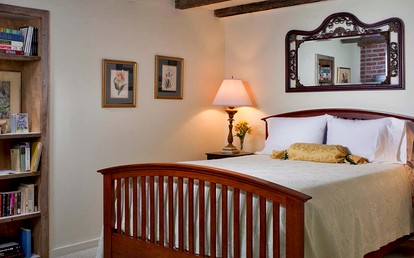 Cozy Suite in Countryside Bed and Breakfast in Warren, Vermont - Warren, Vermont - glamping.directory