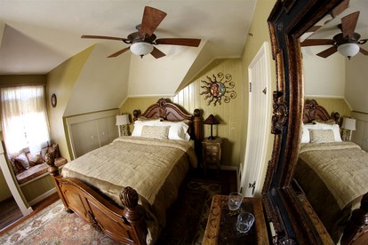 Cozy Vacation Rental on the Shores of Lake Whatcom near Blaine, Washington - Bellingham, Washington - glamping.directory