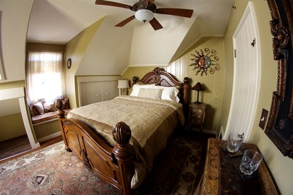 Cozy Vacation Rental on the Shores of Lake Whatcom near Blaine, Washington - Bellingham, Washington - glamping.directory