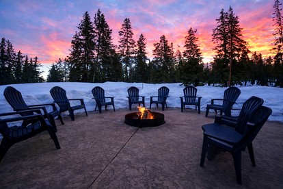 Gorgeous and Fully Equipped Cabin with Hot Tub in Duck Creek Village, Perfect for a Family Holiday in the Mountains - Duck Creek Village, Utah - glamping.directory