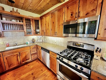 Spacious Retreat with Hot-Tub and BBQ in Vermont - Stratton, Vermont - glamping.directory