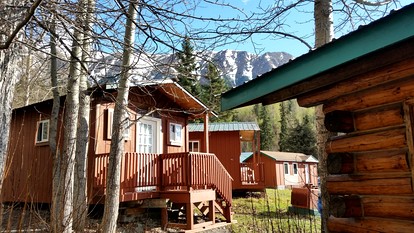 Small Group Cabin Ideal to Relax and Explore Nature in Alaska - glamping.directory