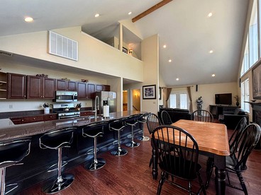 Charming North Conway NH Vacation Rental with Hot Tub, Pool Access & Mountain Views near Downtown - North Conway, New Hampshire - glamping.directory