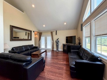 Charming North Conway NH Vacation Rental with Hot Tub, Pool Access & Mountain Views near Downtown - North Conway, New Hampshire - glamping.directory