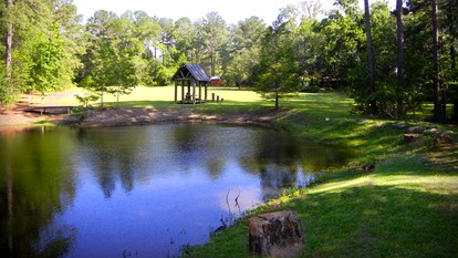 Rustic Lodge Getaway with Large Patio and Pond near Lufkin, Texas - Huntington, Texas - glamping.directory