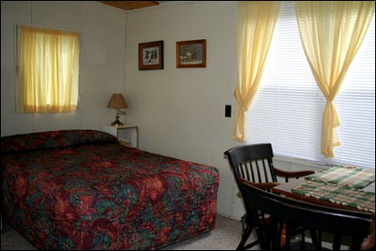 Romantic Cabin Getaway for Two Guests on Lake Edward in Minnesota - Merrifield, Minnesota - glamping.directory