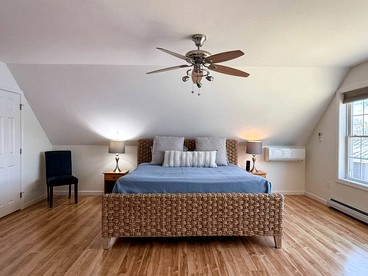 Serene Waterfront Four-Bedroom Retreat in Conway, New Hampshire with Pequawket Pond Views - Conway, New Hampshire - glamping.directory