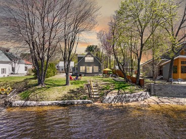 Serene Waterfront Four-Bedroom Retreat in Conway, New Hampshire with Pequawket Pond Views - Conway, New Hampshire - glamping.directory