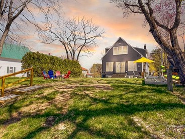 Serene Waterfront Four-Bedroom Retreat in Conway, New Hampshire with Pequawket Pond Views - Conway, New Hampshire - glamping.directory