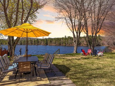 Serene Waterfront Four-Bedroom Retreat in Conway, New Hampshire with Pequawket Pond Views - Conway, New Hampshire - glamping.directory