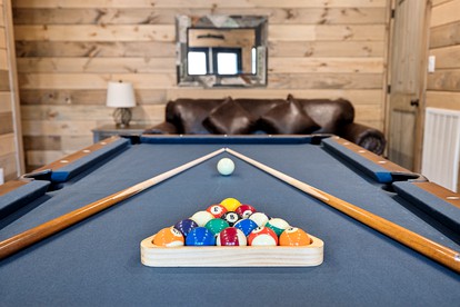 Wonderful Mountain Cabin Retreat with Fully Equipped Exterior, Spa and Pool Table in Sevierville, Tennessee - Sevierville, Tennessee - glamping.directory