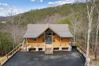 Wonderful Mountain Cabin Retreat with Fully Equipped Exterior, Spa and Pool Table in Sevierville, Tennessee - glamping.directory