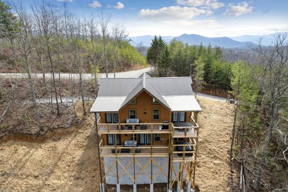 Wonderful Mountain Cabin Retreat with Fully Equipped Exterior, Spa and Pool Table in Sevierville, Tennessee - Sevierville, Tennessee - glamping.directory
