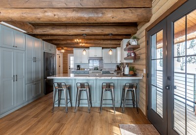 Magnificent Cabin with Spa and Luxurious Interior in Wyoming - Alpine, Wyoming - glamping.directory