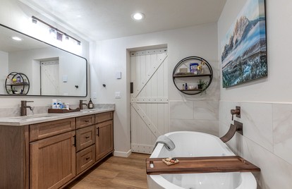 Magnificent Cabin with Spa and Luxurious Interior in Wyoming - Alpine, Wyoming - glamping.directory