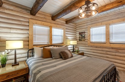 Magnificent Cabin with Spa and Luxurious Interior in Wyoming - Alpine, Wyoming - glamping.directory