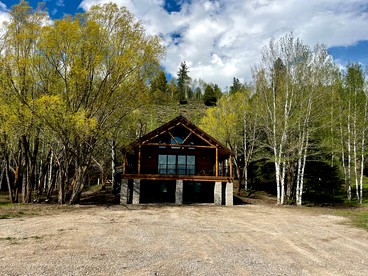 Magnificent Cabin with Spa and Luxurious Interior in Wyoming - glamping.directory