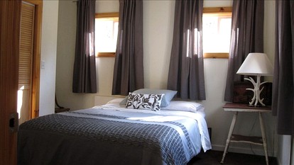 Serene Retreat at Contemporary Cabin Overlooking Peaceful Stream in Phoenicia, New York - Phoenicia, New York - glamping.directory