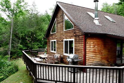 Serene Retreat at Contemporary Cabin Overlooking Peaceful Stream in Phoenicia, New York - glamping.directory