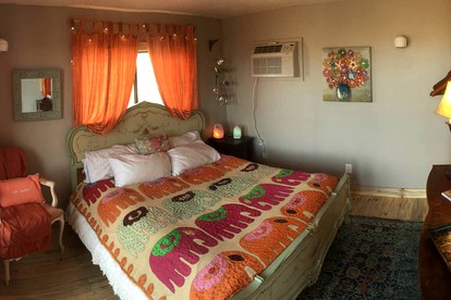Romantic Yucca Valley Cabin with Hot Tub - Yucca Valley, California - glamping.directory