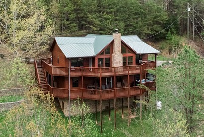 Stunning Pet-Friendly Cabin in Sevierville, Georgia, For Dreamy Escapes to Nature - glamping.directory