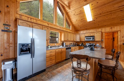 Stunning Pet-Friendly Cabin in Sevierville, Georgia, For Dreamy Escapes to Nature - Sevierville, Tennessee - glamping.directory